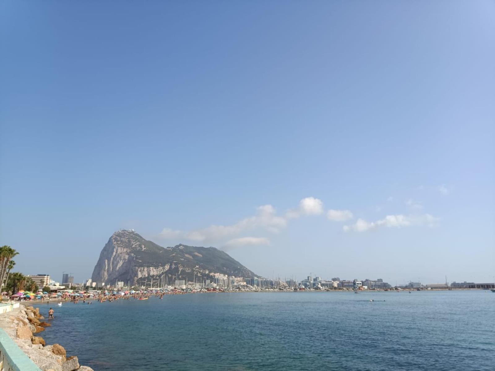 Vistas A 3 Paises Y 2 Continentes 1º Linea De Playa A 5 Minutos De Gibraltar Apartman La Línea de la Concepción Kültér fotó